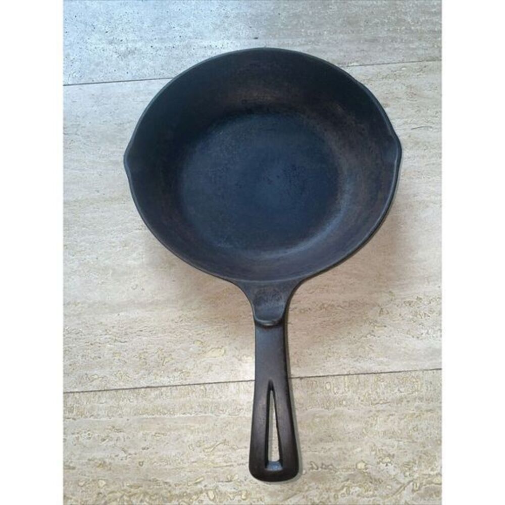 Vintage Unmarked Wagner‎ Cast Iron Chef Skillet 9 Inch w/ Thumb Handle